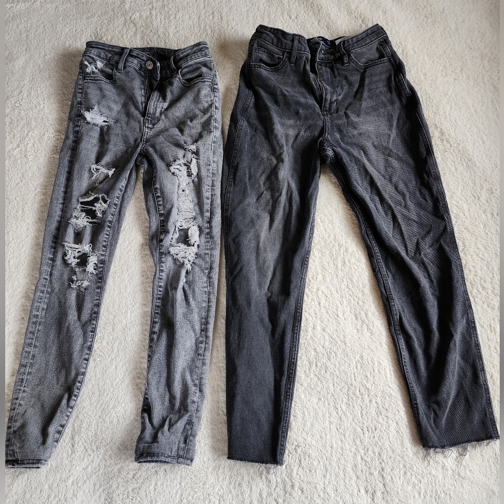 Women's 2 pairs of jeans American eagle and Hollister size xs /s (2)